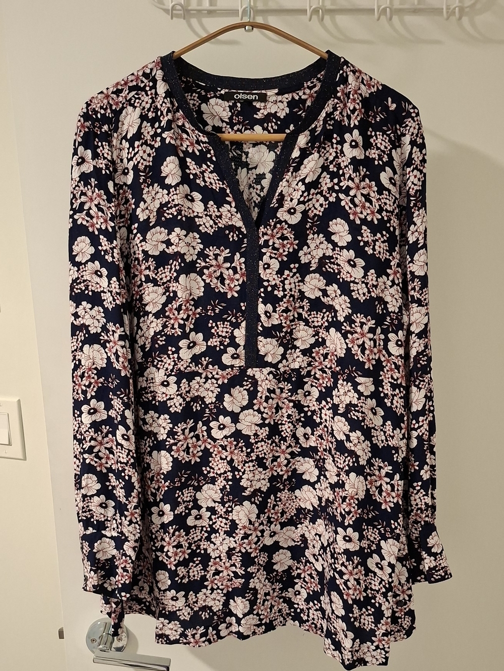 Olsen Navy, White & Pink Floral V-neck Flowy Viscose Tunic-style Top (US 12/M-L)